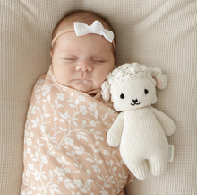 cuddle+kind baby lamb