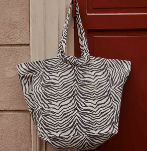 tote in zebra