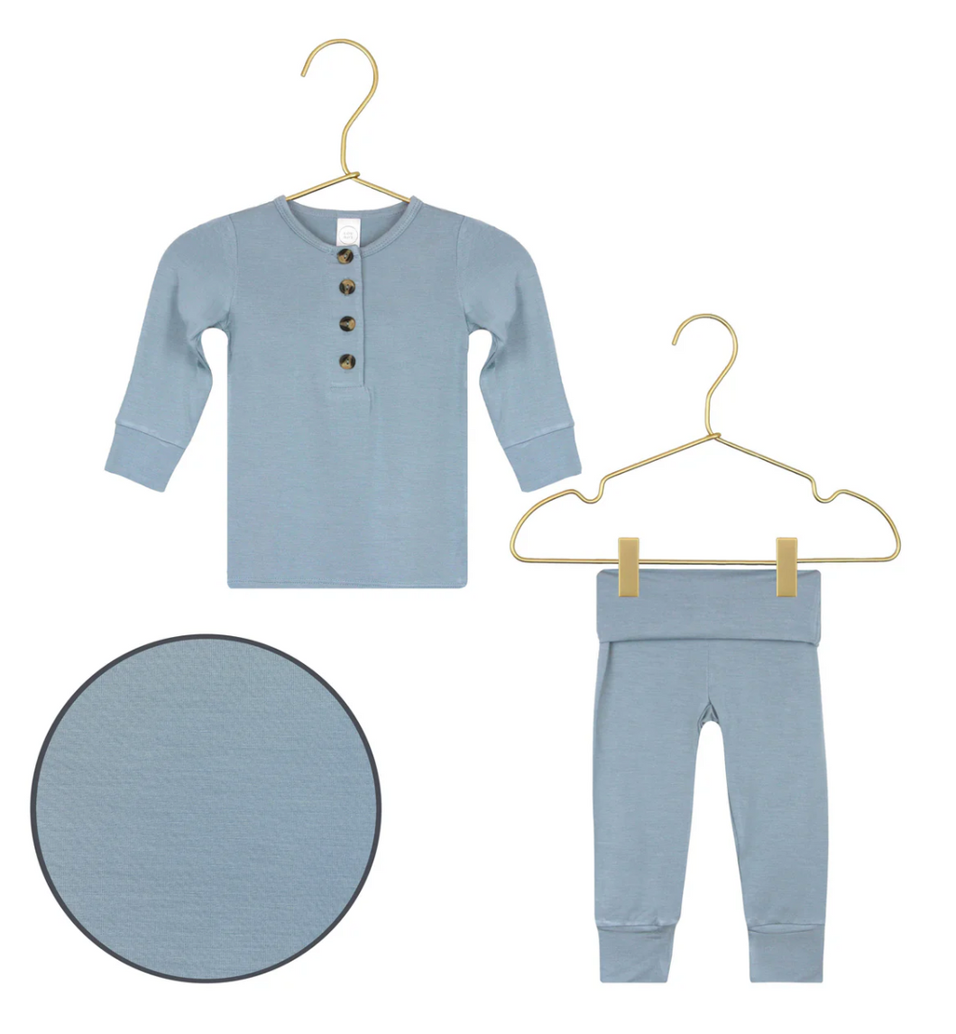 top + bottom set in leo