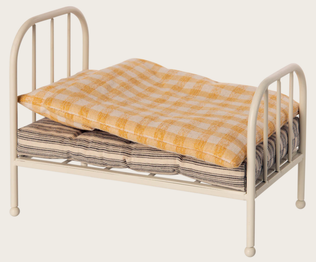 vintage bed for teddy