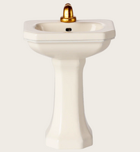 mouse pedestal sink