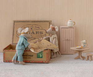 mum and dad in cigar box