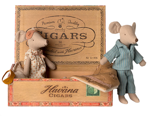 mum and dad in cigar box