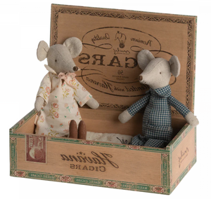 grandma and grandpa in cigar box