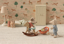 louimax and stella in house box