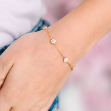 white daisy bracelet