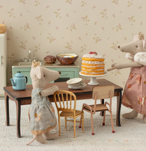 party cake and stand