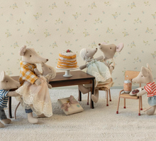 party cake and stand