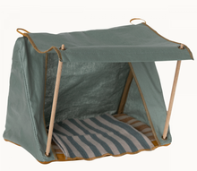 tent with posts (mouse)