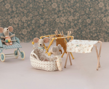 (empty) carry cot for baby mouse