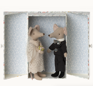 wedding mice couple in box
